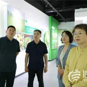 青岛市政协文化文史和学习委员会与市美术馆赴平度仁兆开展“五进五送”活动