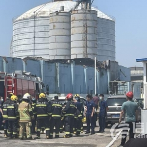 青岛一闲置仓库起火 明火20分钟被扑灭无人员伤亡