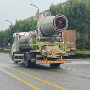 做好道路洒水抑尘工作  营造舒适城镇环境