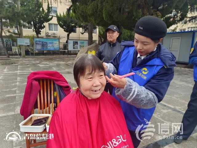 辽源路街道开展便民服务大集 交警向居民普及假期文明出行知识