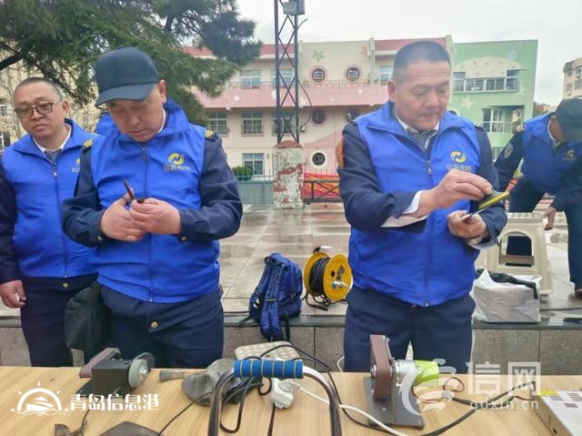 辽源路街道开展便民服务大集 交警向居民普及假期文明出行知识