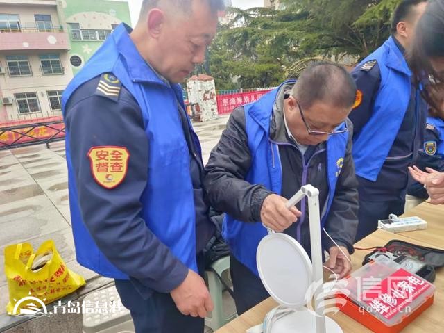 辽源路街道开展便民服务大集 交警向居民普及假期文明出行知识