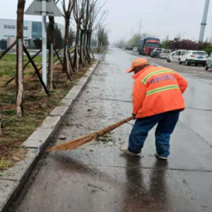 雨天作业不停歇，全力恢复辖区环境卫生