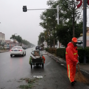 金阳光环卫冒雨清理大集，保障辖区环境 干净整洁