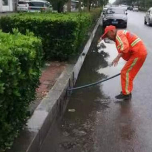 全面清理雨后路面淤泥积水，保持良好 道路环境