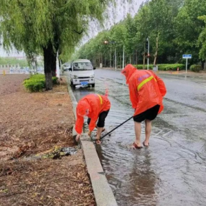 金阳光环卫全力做好雨天道路清理工作