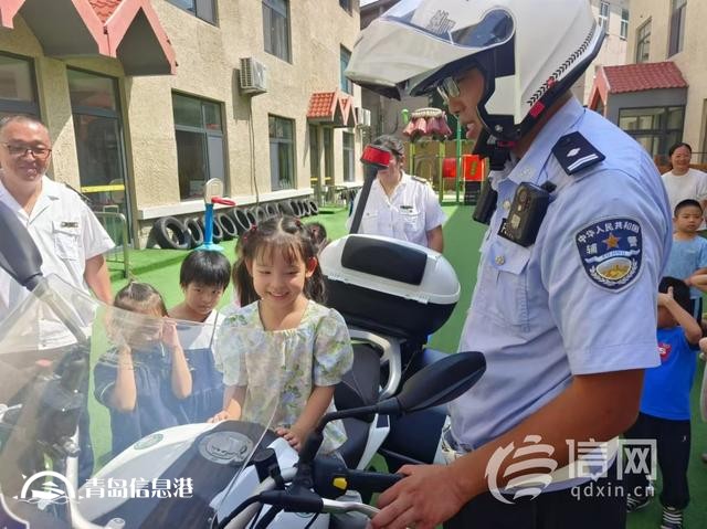 信新相映走进智慧熊幼儿园 让孩子们在愉快中学习交通安全知识