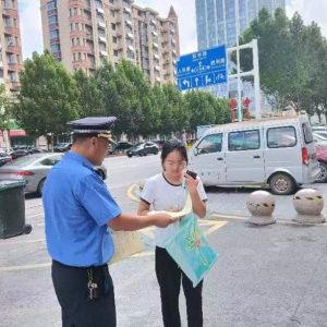 李园街道综合行政执法中队：送法上门 规范占用市政道路挖道乱象 ...