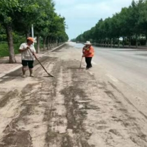 清理路面积土，恢复道路本色