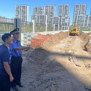 凤台执法中队加强在建工地扬尘治理，守护城市蓝天白云