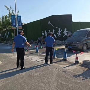 李园街道综合行政执法中队：双管齐下  加大市政道路整治