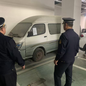 凤台执法中队：整治“僵尸车”难题 还居民公共空间