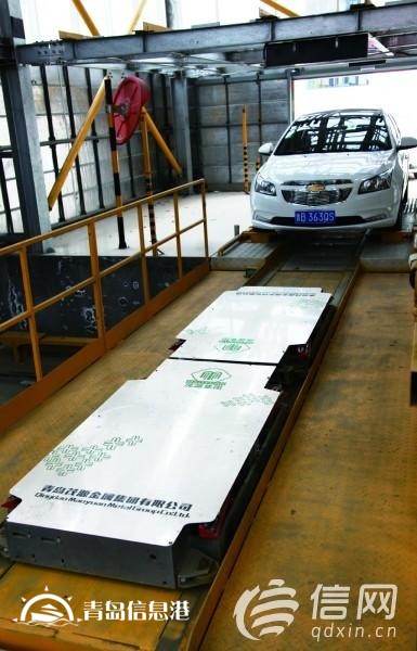 探访智能停车库平台 斜着开进车库也能对正停好