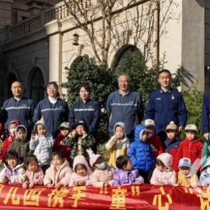 青岛江山路消防救援站携手学校开展消防演练