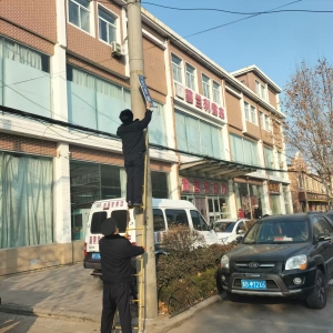 依法拆除老旧破损牌匾 提“颜值”护“安全”