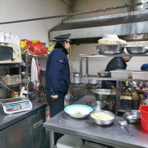 整治餐饮油烟 让“烟火气”滤出“文明味”
