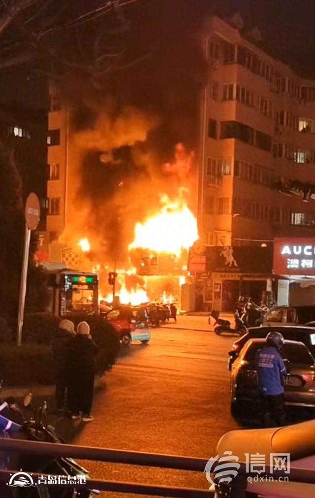 青岛沈阳路一电动车行突发火情 扑救及时火势很快被控制