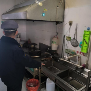 平度市凤台执法中队开展餐饮、洗车行业排水专项整治行动