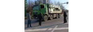 整治渣土车“抛撒滴漏” 维护道路秩序清洁