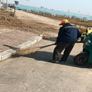 清理路面积土，营造干净整洁的城镇环境