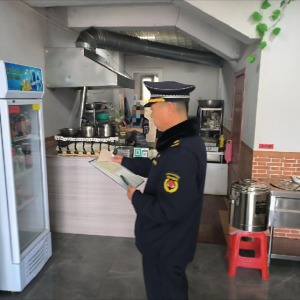 平度市凤台执法中队：油烟治理不松懈 为蓝天白云“加码”