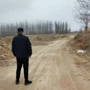 平度市东阁街道执法中队对随意倾倒建筑垃圾说“不”，改善辖区环境 ...