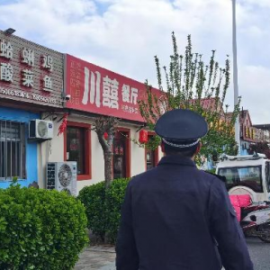 平度市凤台执法中队：开展户外广告设施安全专项整治行动