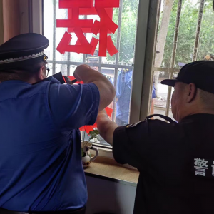 平度市凤台执法中队：队员齐发力 开展小广告专项治理行动