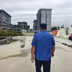 同和中队：执法巡查扬尘，治尘护蓝守民生