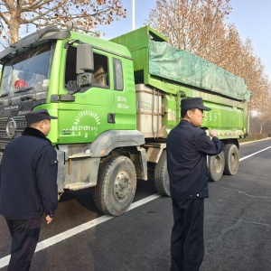 同和中队：严管渣土运输，守护洁净街巷