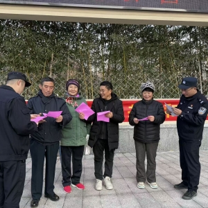 东阁执法中队联合派出所 开展文明养犬主题宣传活动